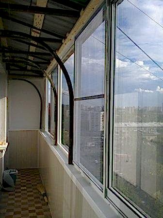 Остекление балкона с крышей